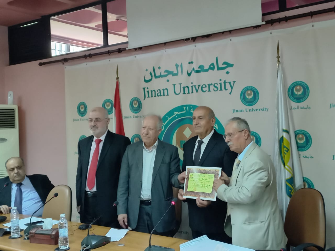 اتحاد المؤرخين العرب – بغداد يمنح شهادة وسام المؤرخ العربي إلى الأشقاء المؤرخين اللبنانيين في جامعة الجنان
